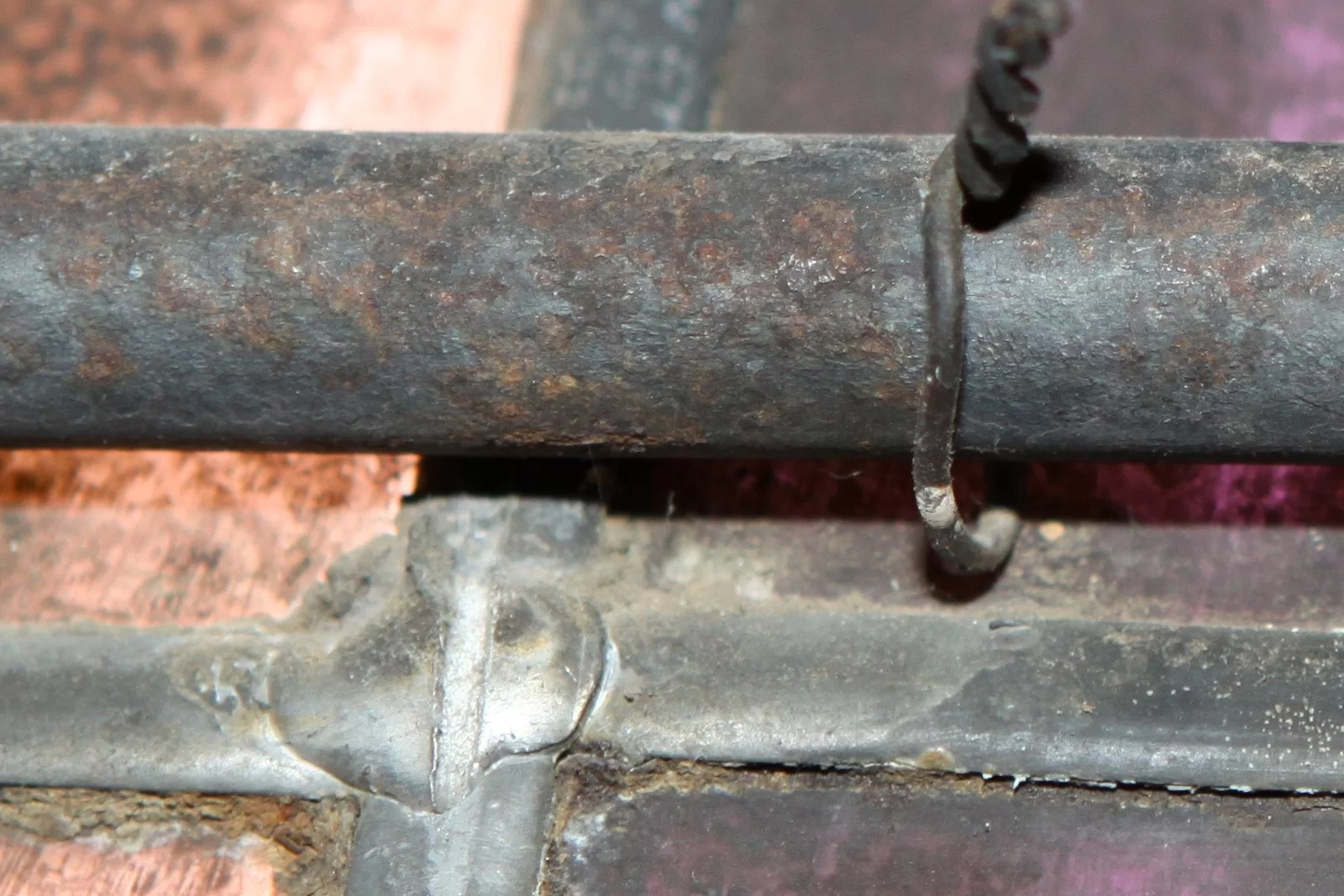 Loose copper ties on round stanchion bar