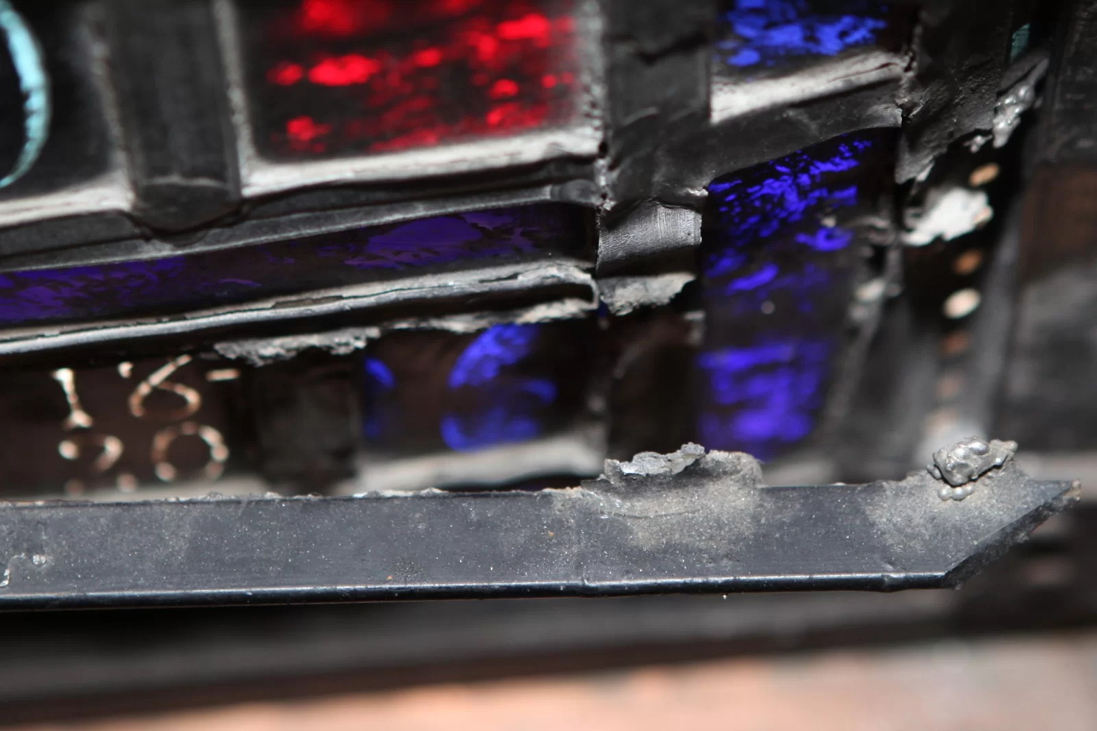 Separated saddle bar with torn lead