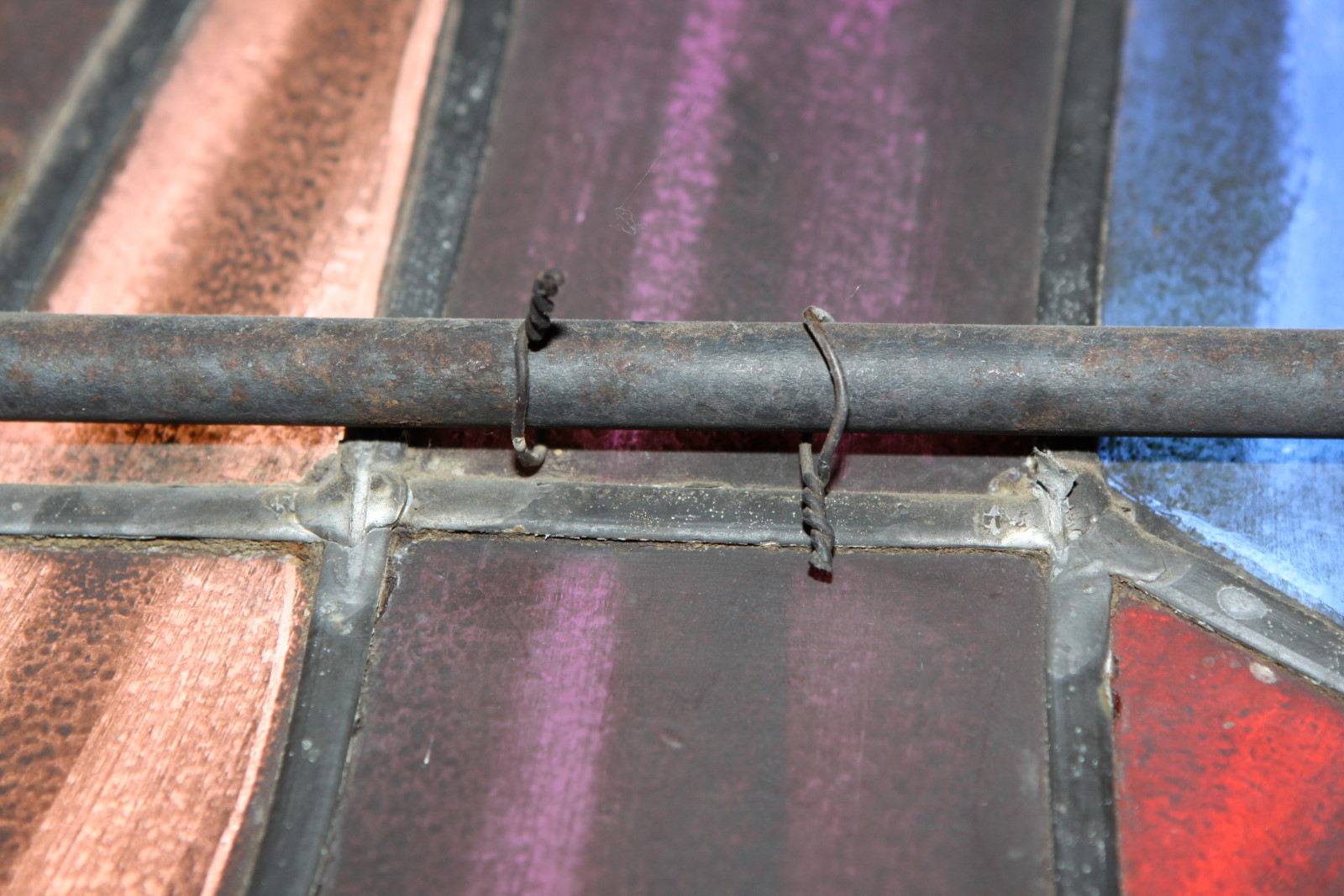 Loose copper ties on round stanchion bar